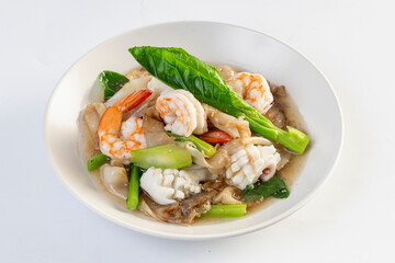 Fototapeta na wymiar Noodles in Gravy Seafood isolated white background