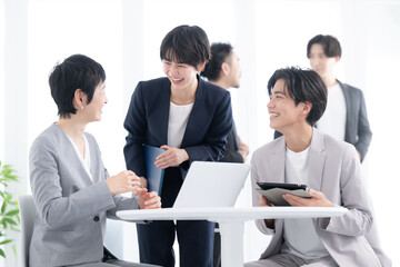 チームで仕事をするビジネスマンたち　説明するビジネスシーン