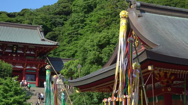 鶴岡八幡宮の吹き流しが飾られた舞殿と本宮