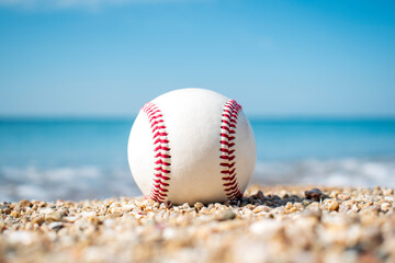春の砂浜にある野球ボール