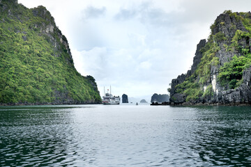 Fototapeta na wymiar See luxury cruise ships on Lan Ha Bay in Quang Ninh province, Vietnam