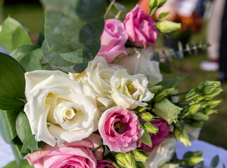 Gros plan sur un bouquet de fleurs roses et blanches  à l'extérieur 
