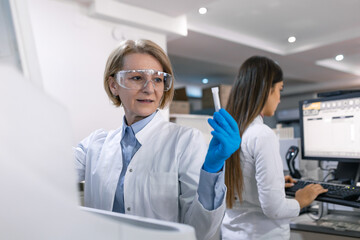 Obraz premium Two Research Scientists Talking about Programming Medical Equipment for Tests. Team of Professionals Doing Pharmaceutical Research in Modern Laboratory