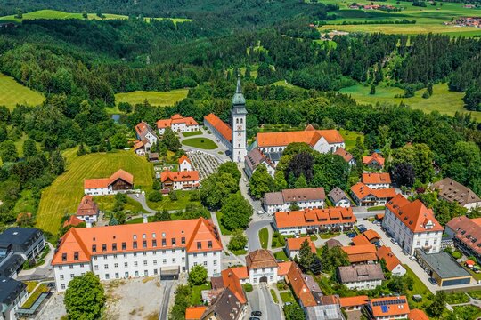 Ausblick auf Kloster Rottenbuch im oberbayerischen Pfaffenwinkel