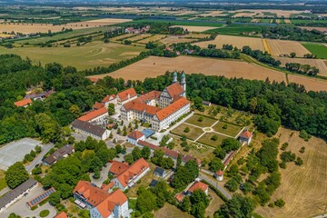 Kloster Holzen im Naturpark Westliche Wälder am Rand des Lechtals in Nordschwaben