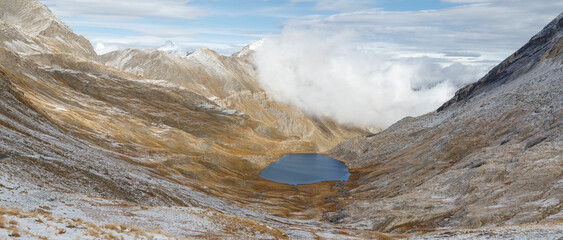 Parc du Queyras, Hautes Alpes, France, le cirque du lac Foréant saupoudré de neige