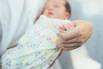 Obraz na płótnie Canvas 手を握る赤ちゃん