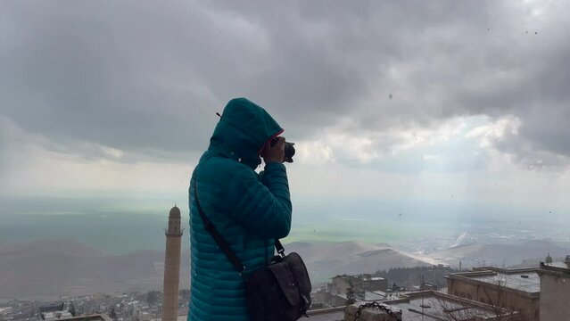 While the camera pans from one of the domes of the Zinciriye Madrasa to the other, we occasionally see the cameraman filming one of the domes.
