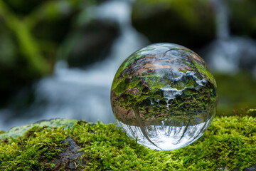 Glaskugel mit Wasserfall