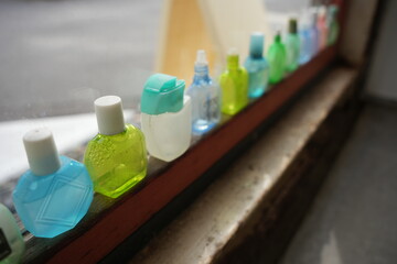 目薬の空き瓶・空き容器が並んだ窓辺