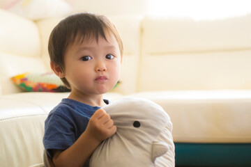 Fototapeta premium こちらを見る2歳児