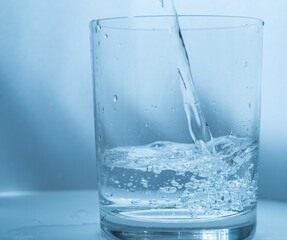 グラスに水を注ぐ