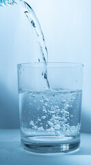 グラスに水を注ぐ