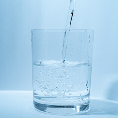 グラスに水を注ぐ