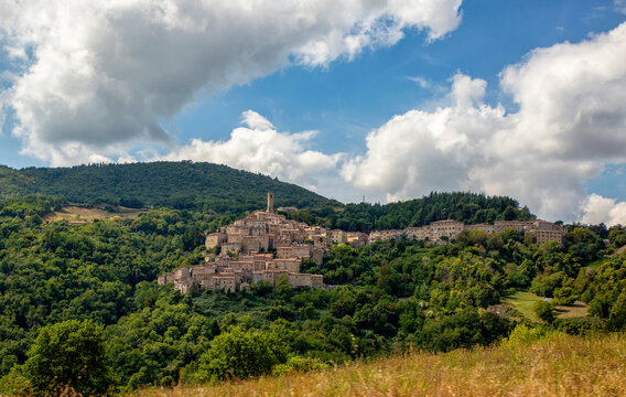 Italy, Tuscany, Castelnuovo di Val di Cecina, View of hillside village and surrounding landscape in summer
