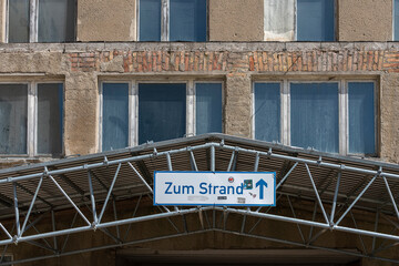 alte und modernisierte H&auml;userbl&ouml;cke in Prora, R&uuml;gen, Mecklenburg-Vorpommern, Deutschland