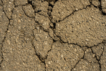 갈라진 회색 시멘트 바닥의 틈