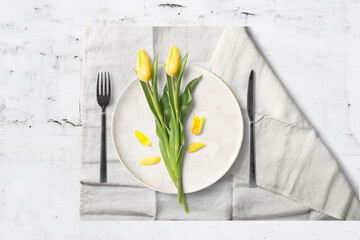 Tischgedeck mit Tulpen / Textfreiraum