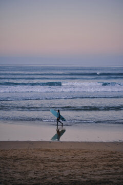 Chica con tabla de surfear 