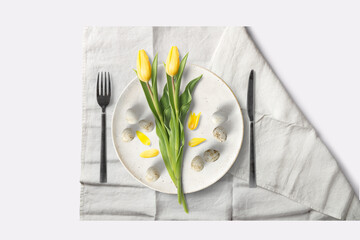 Tischgedeck mit Eier und Tulpen / textfreiraum