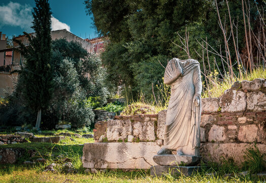Portrait statue of a man wearing a himation at the Stoa of Attalos in Athens