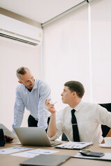 Obraz premium Creative managers crew working with new startup project in modern office. Team brainstorming.