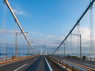 Fototapeta premium 夏の朝 瀬戸大橋で海を渡る（香川県坂出市）