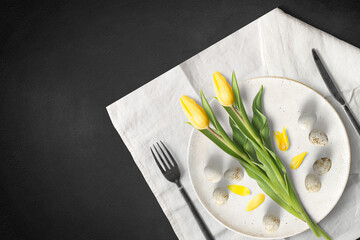 Tischgedeck mit Eier und Tulpen / Textfreiraum