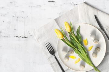 Tischgedeck mit Eier und Tulpen / Textfreiraum