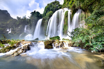 Naklejka premium Ban Gioc Waterfall, Cao Bang Province, Vietnam - View panorama of Ban Gioc Waterfall on a sunny beautifull day. This is the largest and most beautiful waterfall in Southeast Asia.