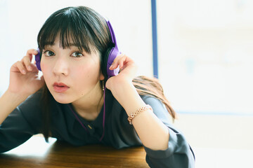 ヘッドホンをした女性 ポートレイト
