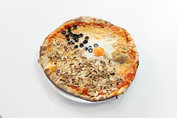 pizza, capricciosa, pizzeria, italia, roma, bassa, sottile, uovo, funghi, carciofi, olive, nere, mozzarella, latte, farina, salsa, sugo, pomodoro, pasti, cena, italiano, prospettiva, inclinato, 60, gr