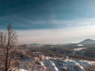 Winterliche Landschaftsaufnahme mit den Bergen im Nationalpark Böhmische Schweiz.