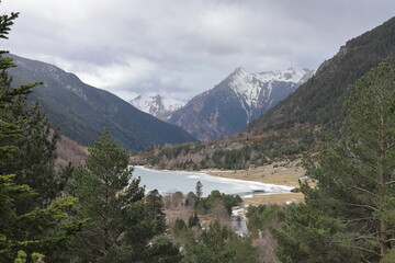 Bonitas vistas a la altas cimas nevadas del Bony del Graller y el Serrat de las Mussoles  sobre el...