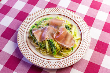 菜の花と生ハムとグリーンピースのクリームソースパスタ