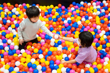 ボールプールで遊ぶ四歳児_男の子と女の子