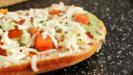 baguette pizza, en gros plan, sur une table