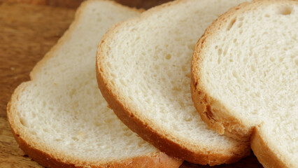tranches de pain de mie, en gros plan, sur une table