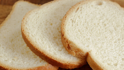 tranches de pain de mie, en gros plan, sur une table