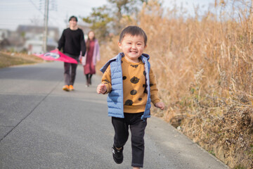 Fototapeta premium 凧揚げに行く3歳児