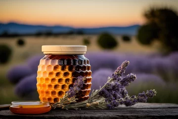 Fototapeten Pot de miel de lavande dans un décor naturel en extérieur © Sébastien Jouve