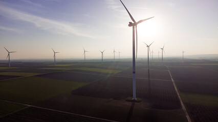 Luftbild von Windrädern auf den Weinbergen im Sonnenuntergang