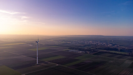 Luftbild von Windrädern auf den Weinbergen im Sonnenuntergang