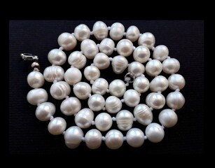 Vintage white beads, natural pearl necklace. Vintage jewelry. Vintage pearl necklace.