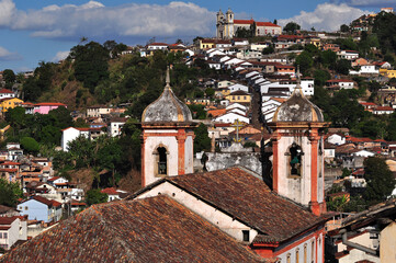 Fototapeta premium Ouro Preto - MG, antiga Villa Rica em uma imagem bucólica da paisagem da cidade com as montanhas cobertas de edificações