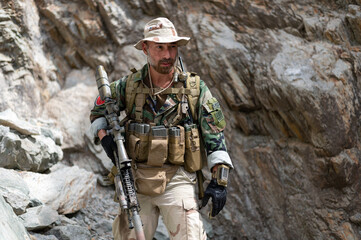 Portrait d'un homme militaire armé d'un fusil, uniforme, treillis américain  - obrazy, fototapety, plakaty
