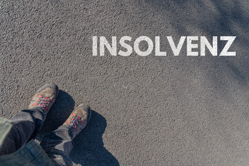 Insolvenz als Schlagwort auf Asphalt