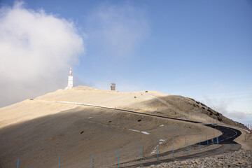 Mont Ventoux dans les nuages
