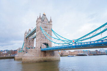 Fototapeta na wymiar tower bridge in london at evening, cloudy daytime