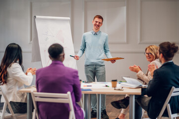 Obraz premium Redhead businessman holding a presentation during a meeting in an office